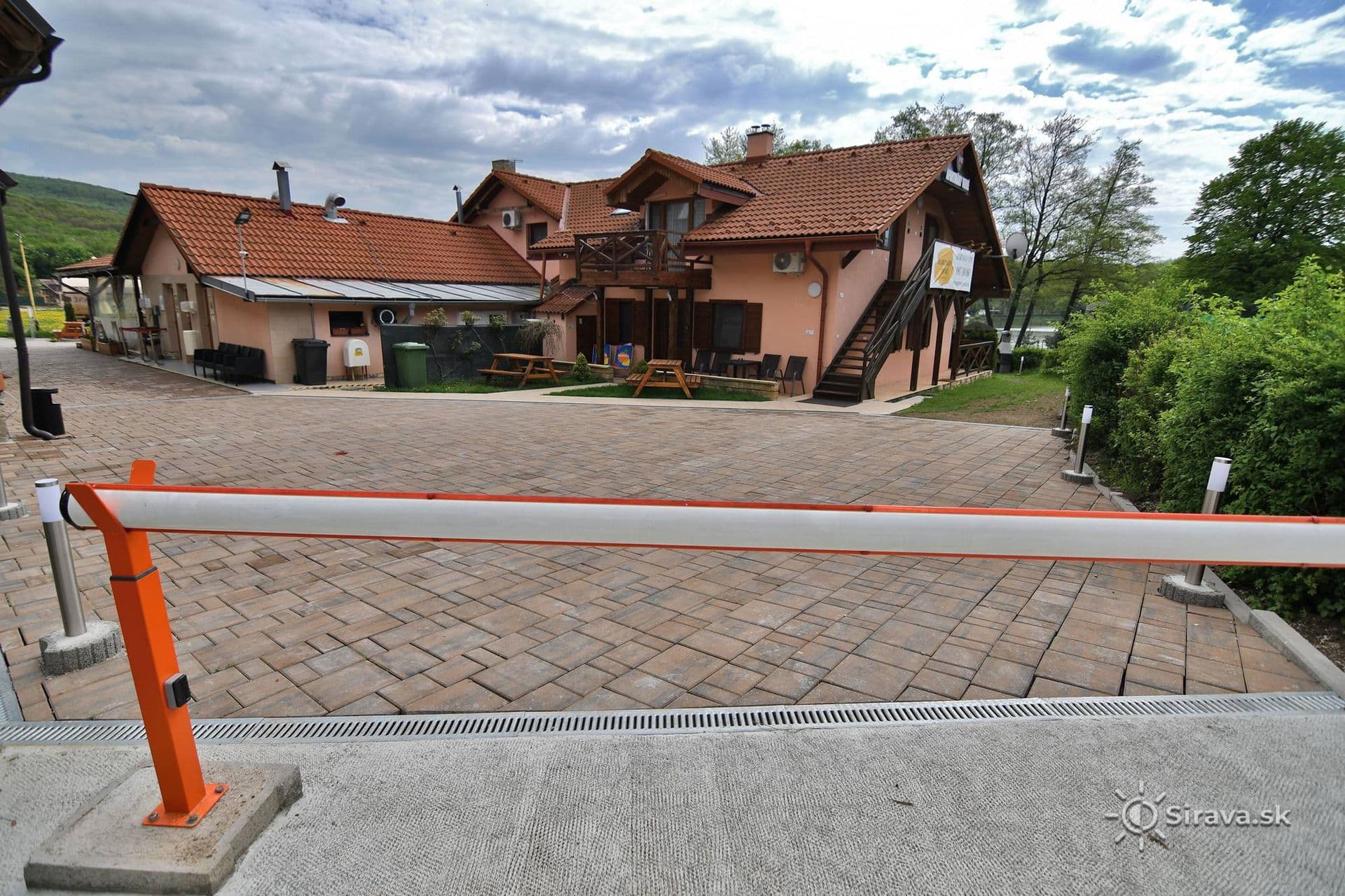 Apartmán 1, Vinné