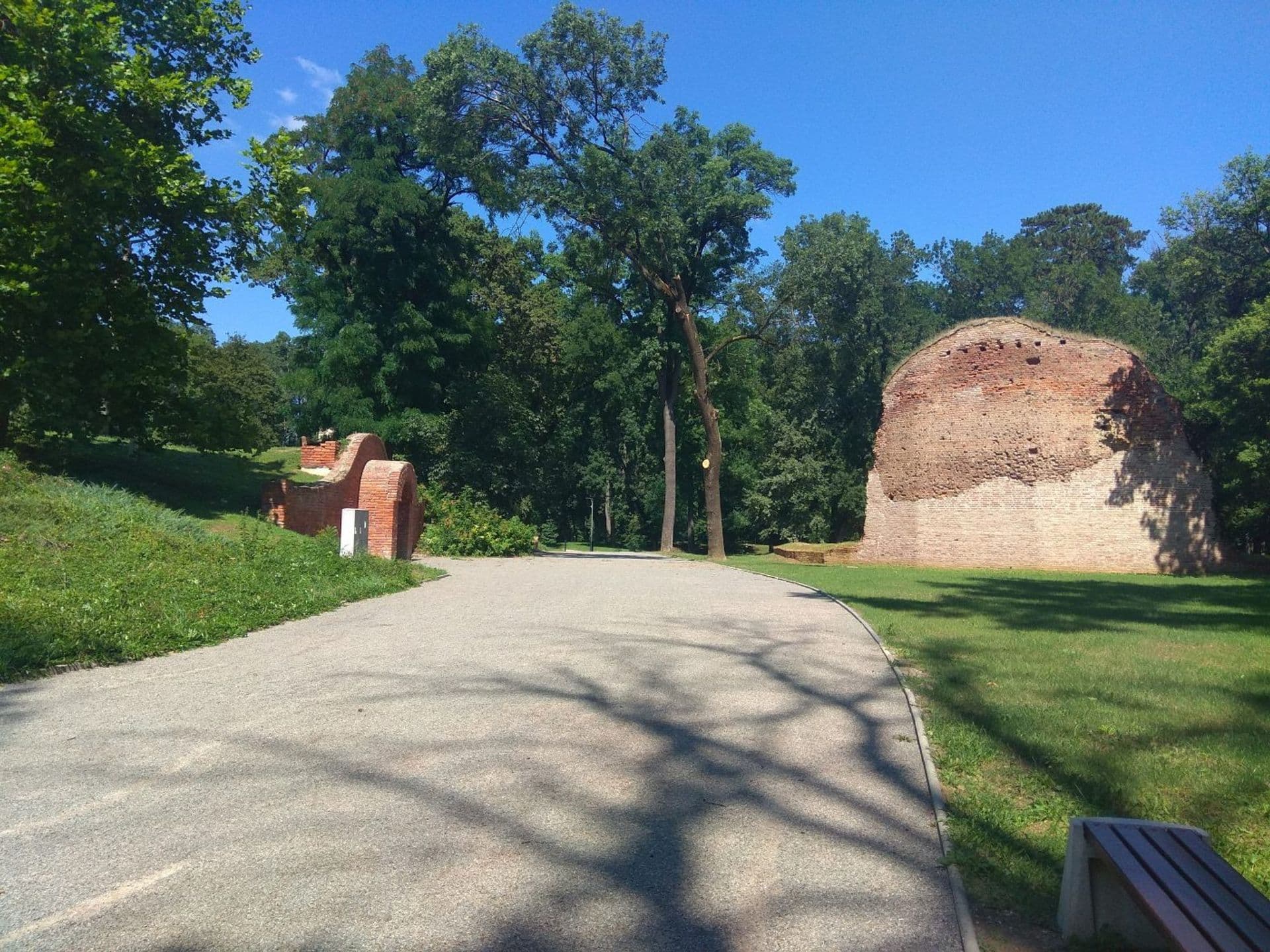 Hrad Parič 02